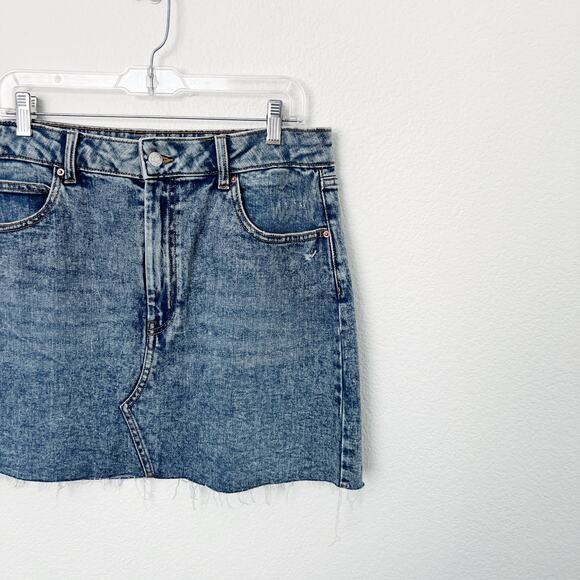 [Wild Fable] Medium Wash Blue Denim Mini Skirt Raw Frayed Hem Size 14 - Picture 2 of 11